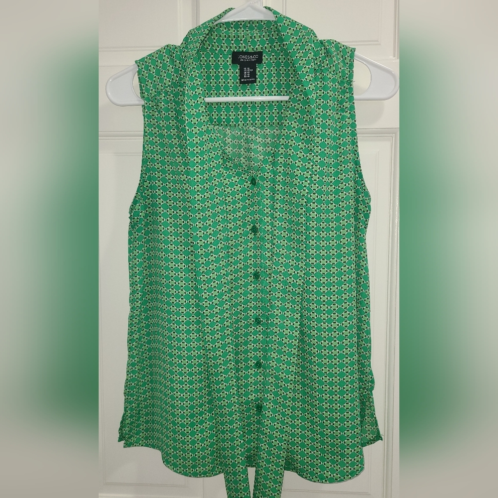 Jones New York Green Geometric Sleeveless Tie-Front Blouse